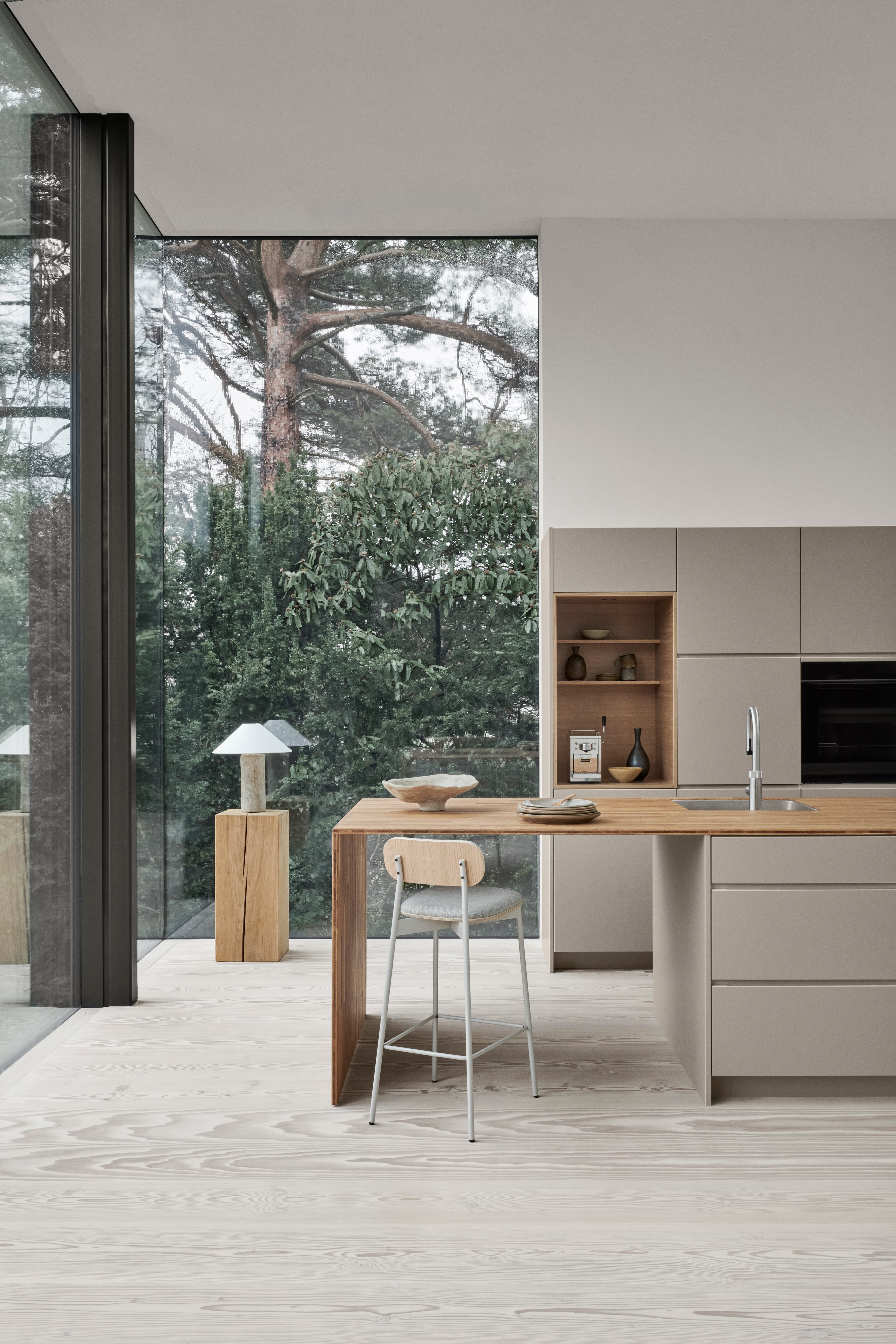 MANO arizona beige kök med elegant, minimalistisk design, med handtagslösa skåp och integrerade vitvaror, som förkroppsligar nordisk elegans.