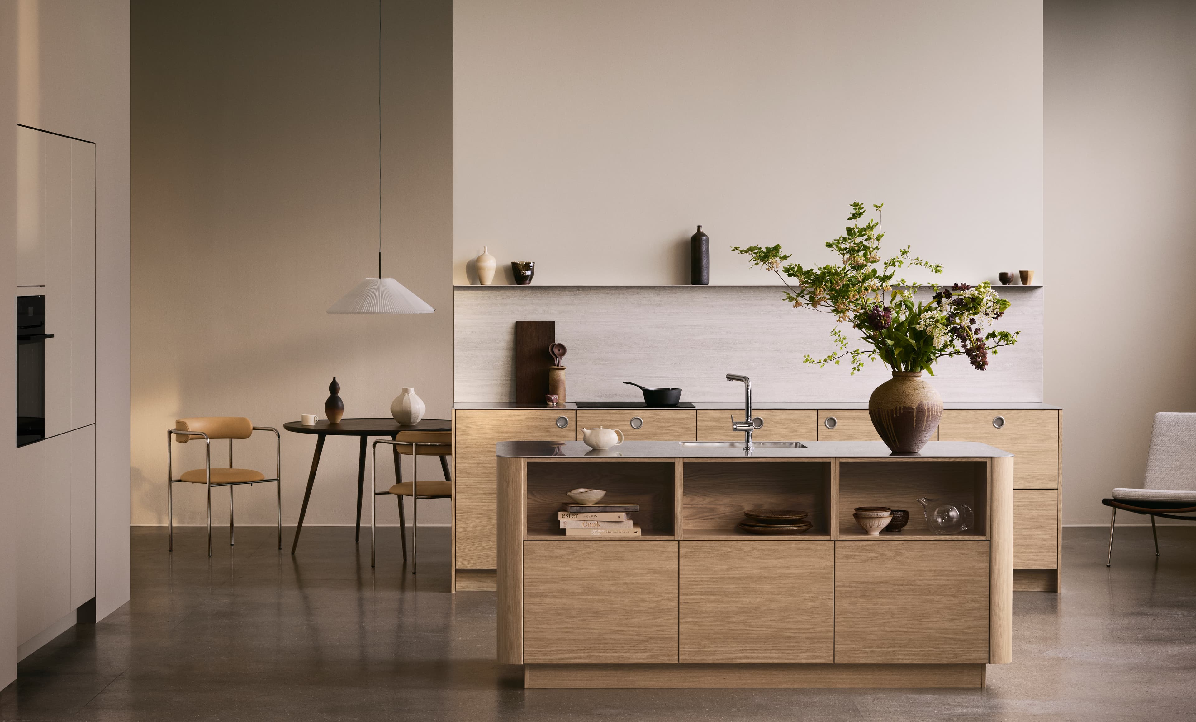VEDA ljus ekkök med en minimalistisk design med eleganta skåp, naturliga trästrukturer och modern inredning för ett varmt elegant utrymme.